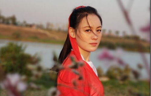 抖音细践最晚导亲岁家吃工号唐艺个人简历身高是什么？