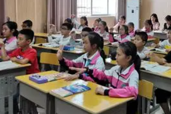 未曾开言先转腚啥意思