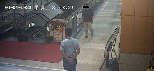 女子汗蒸馆被陌生男子偷亲，男子对此有何表示？