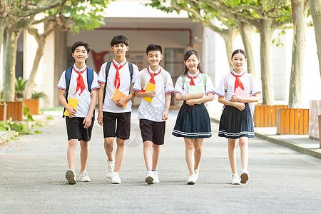 陕西4名中学生大雨中抢收国旗,他们的身上有哪些闪光点?