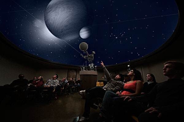 除了地球,目前人类还在哪些小行星上发现有水存在?