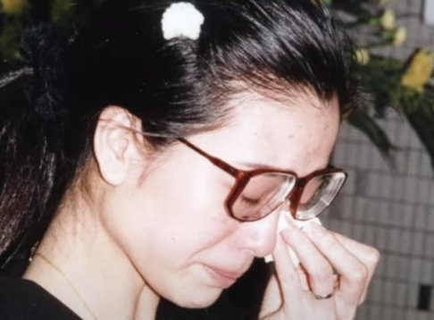 结婚仅13天，伍咏薇亲手为亡夫闭目，被污蔑侵占遗产泪流满面，你怎么看？