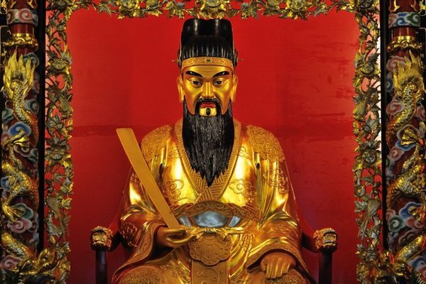 民间常说城隍爷，土地爷，那城隍爷如果在我们生活中应会是什么样的官职呢？