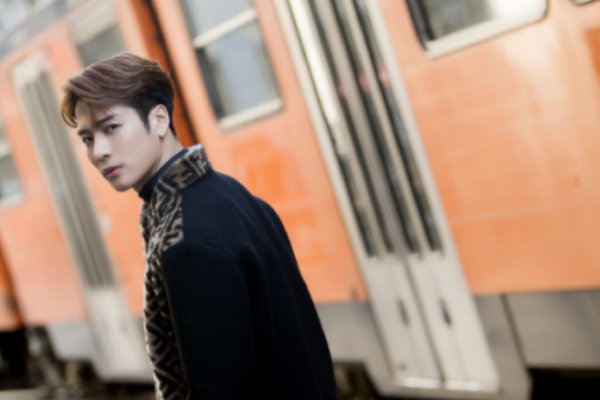 王嘉尔帮老奶奶捡纸箱子，事情的经过是怎样的？