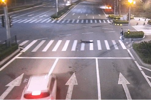 男子醉卧马路惨遭碾轧身亡,女司机赔偿百万冤不冤?