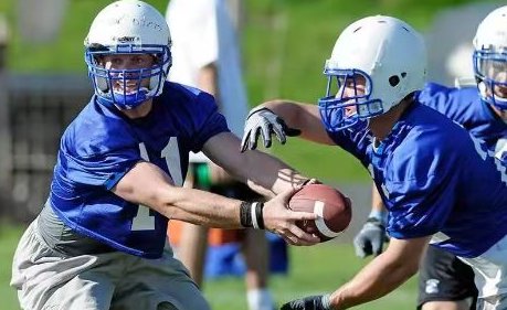 橄榄球运动员都很强壮，他们的训练项目有哪些？