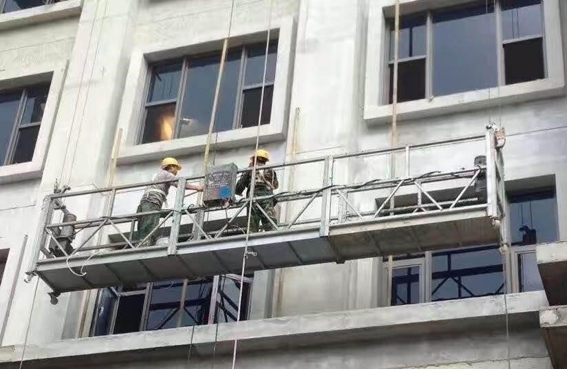 武汉大风吊篮撞楼致两人死亡！家属称被殴打抢手机，涉事企业此举为哪般？