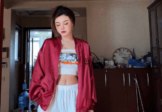 网红“罗小猫猫子”在直播中自杀，在直播间起哄者需要承担法律责任吗？