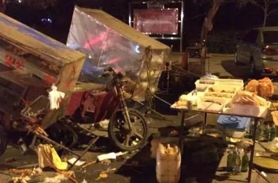 石家庄一轿车在夜市中撞翻多辆小吃摊，这起事故是如何发生的？