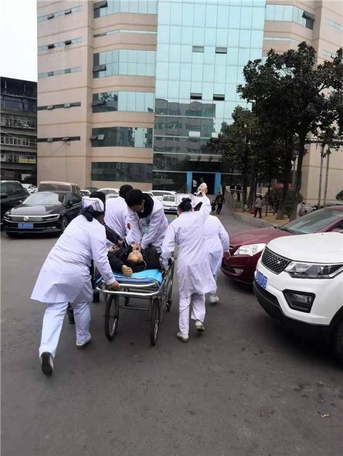 江苏一女医护顶着染发剂急救失去意识路人，这位女医护身上有哪些可贵精神？