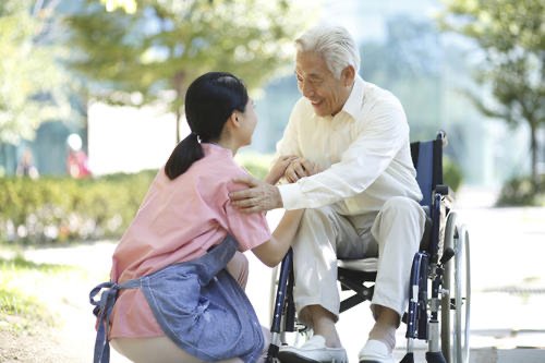 80岁老人家偷吃冰淇淋被发现,为何网友大呼“像极了我们小时候”?