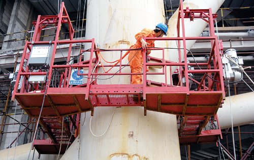 武汉大风吊篮撞楼致两人死亡！家属称被殴打抢手机，涉事企业此举为哪般？