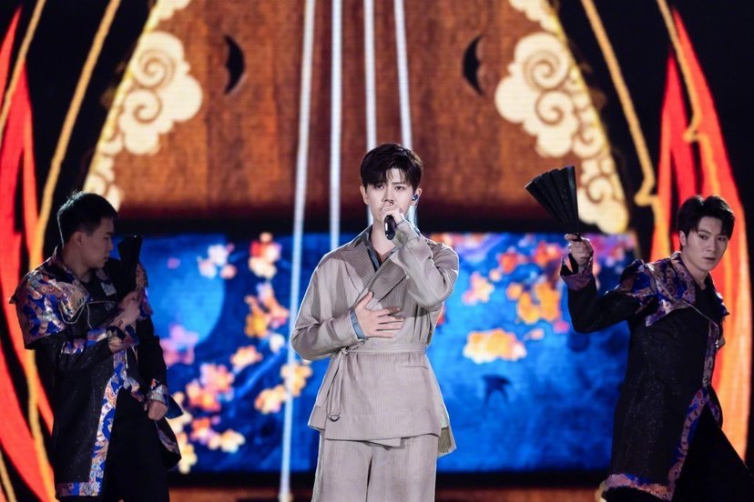 任嘉伦和迪丽热巴被拍到一起聚餐，网友对此有何表示？