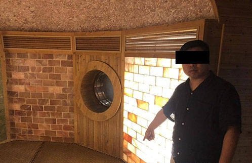 女子汗蒸馆被陌生男子偷亲，男子对此有何表示？