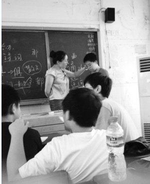 延安一女教师掌掴初二男生被停职，教师素质应如何加强？