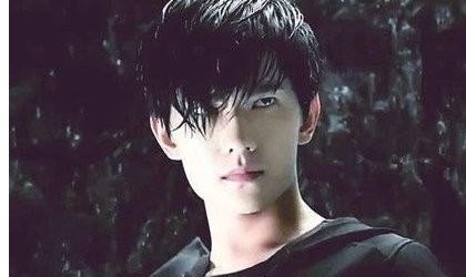 张起灵和张日山是什么关系？