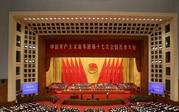 一、填空： 1、中国共产主义青年团是中国共产党领导的 、是 的学校，是中国共产党的 。 2 、年龄在 以上 