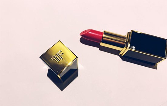 tf什么牌子化妆品呢 看见口红上刻的