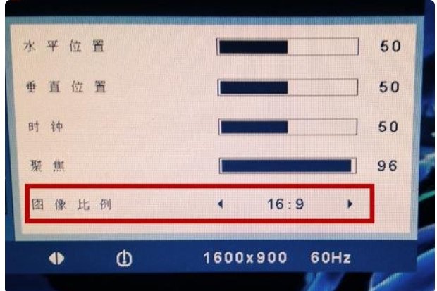 电脑显示屏画面变小了，两边都是黑屏怎么回事？