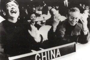 历史中乔冠华“开怀大笑”的直接原因是什么？它说明了什么？